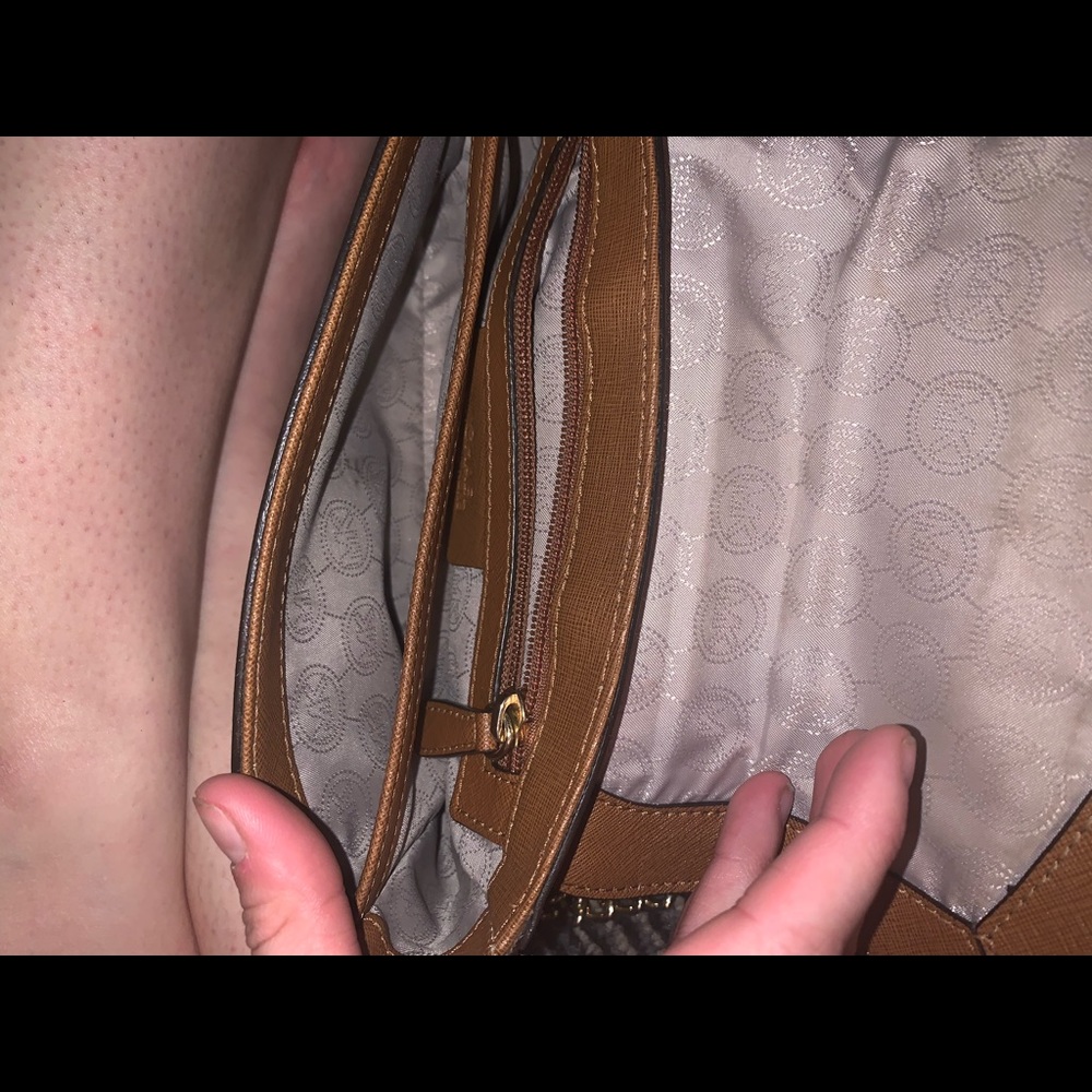 Micheal Kors Cognac Cross body - Picture 6 of 8